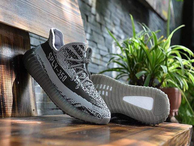 Zapatillas adidas modelo yeezy 350 v2