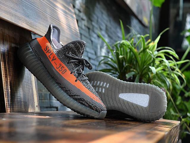 Zapatillas adidas modelo yeezy 350 v2