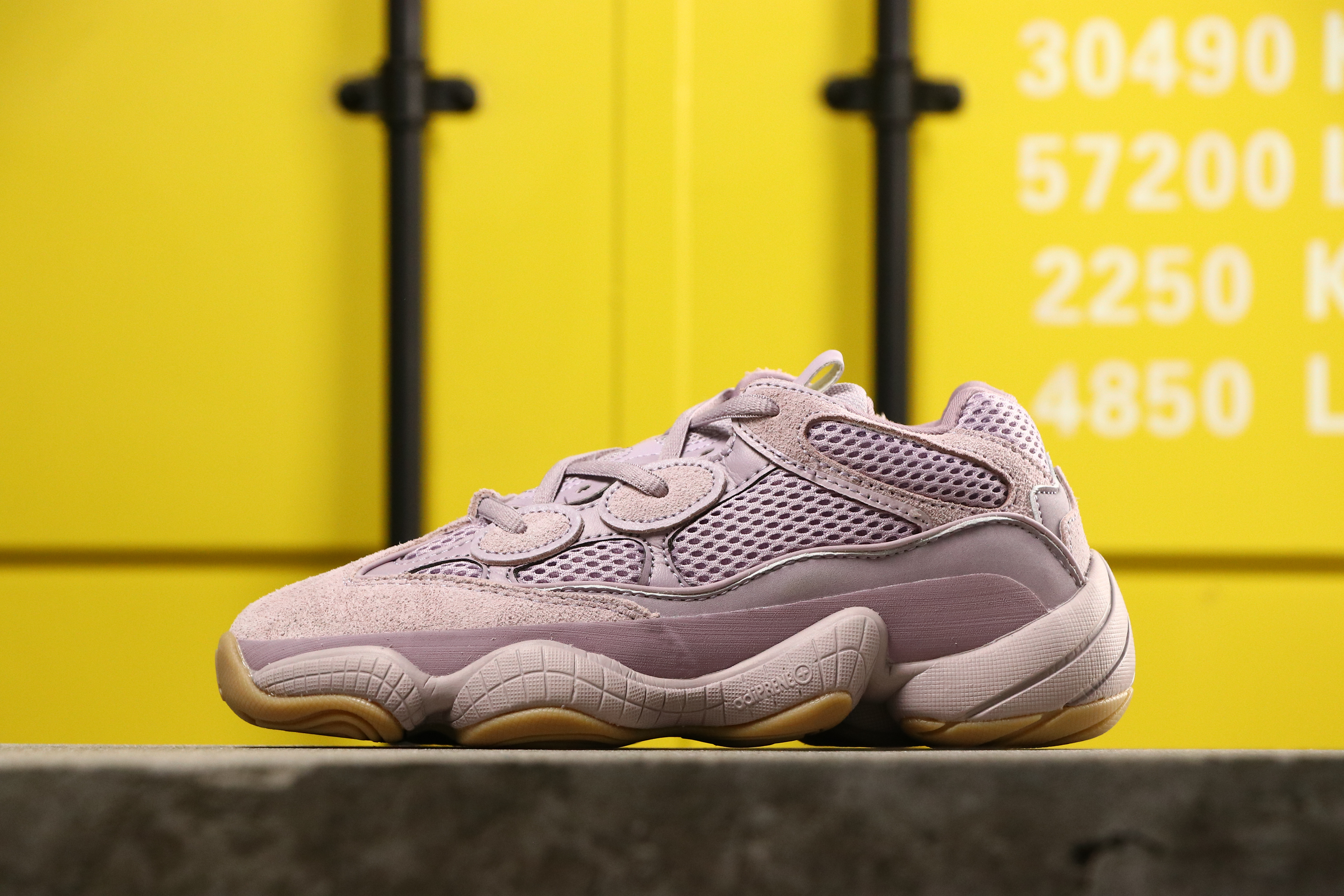 Zapatillas adidas modelo yeezy 500