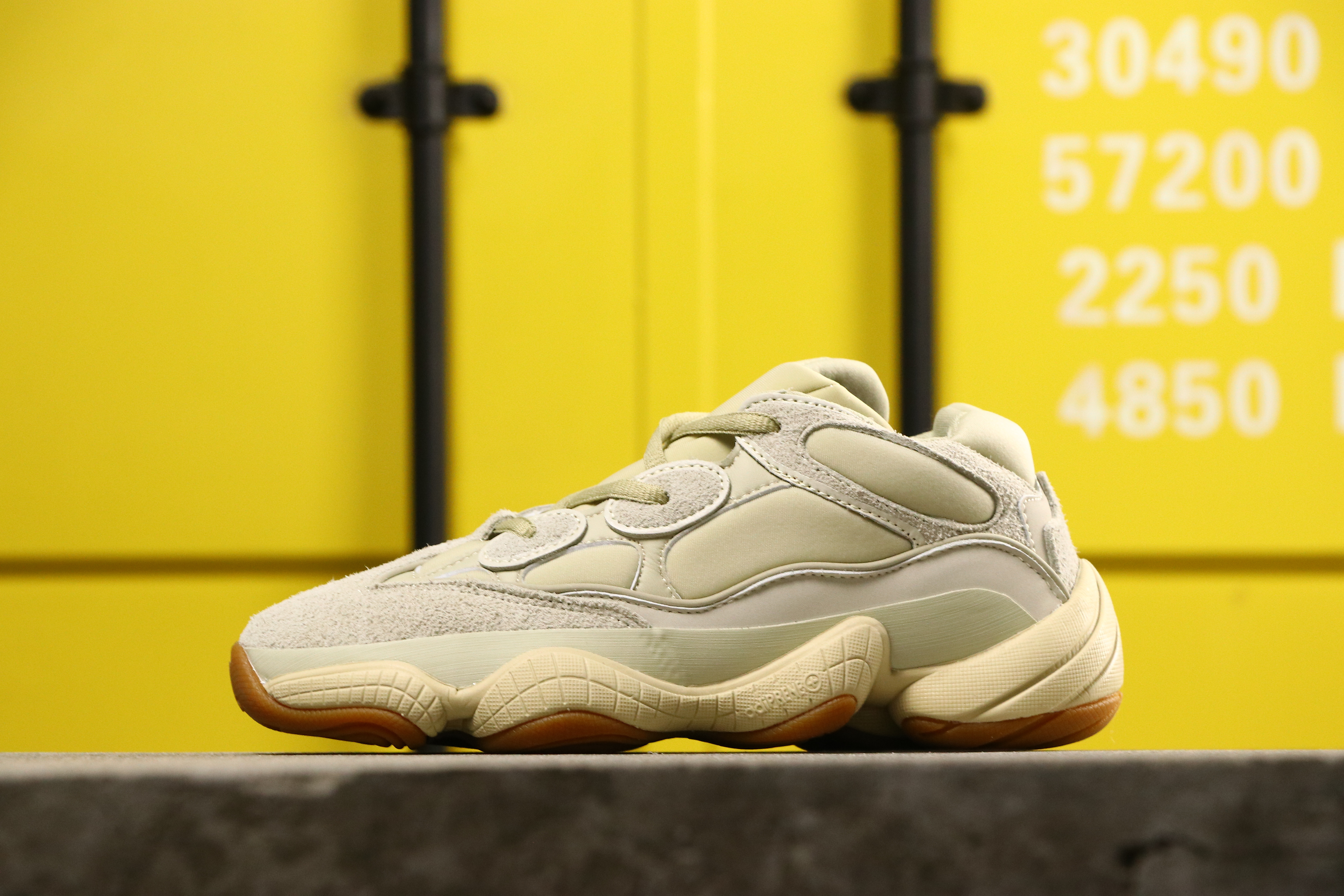 Zapatillas adidas modelo yeezy 500