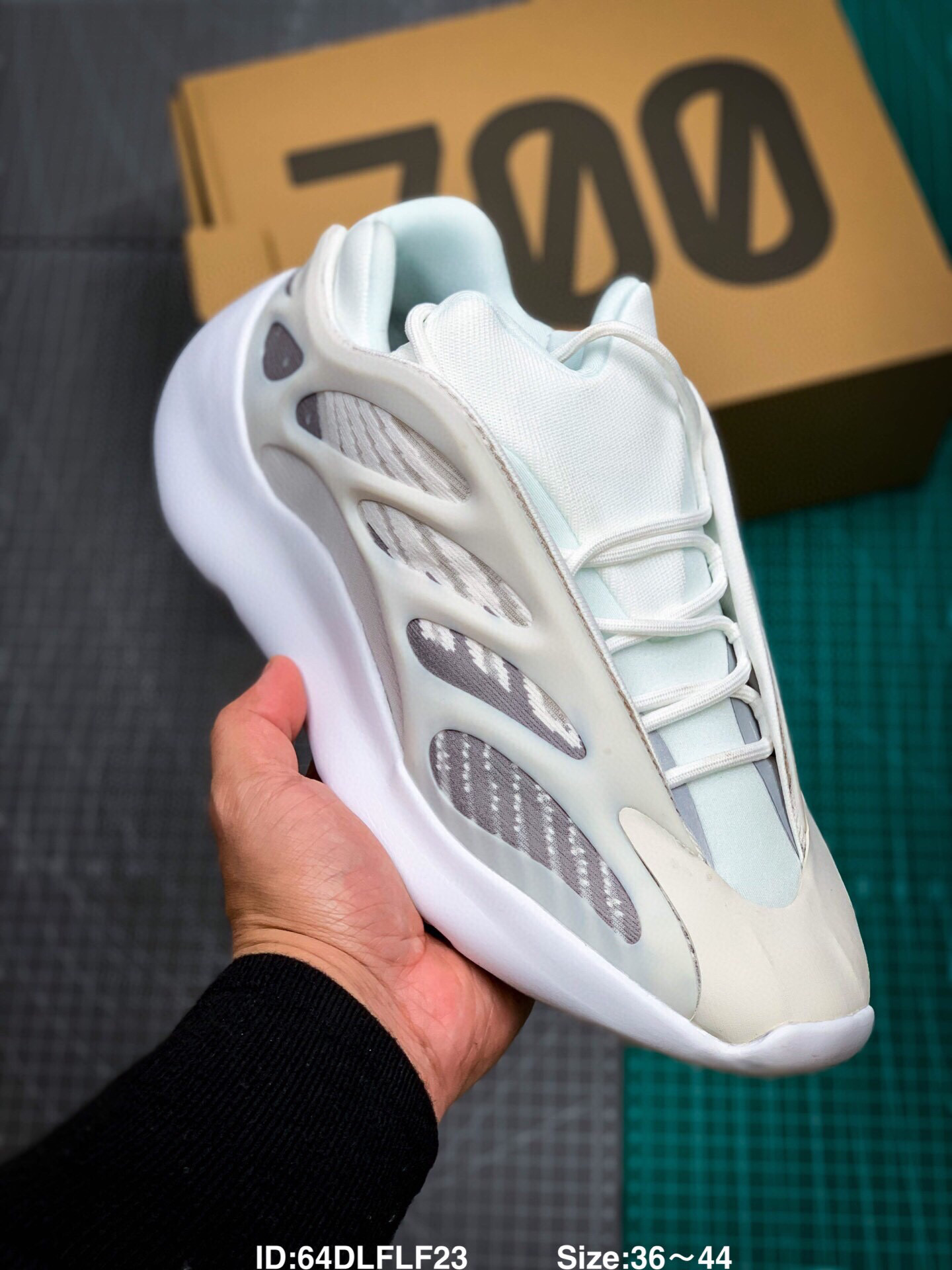 Zapatillas adidas modelo yeezy 700