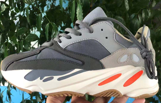 Zapatillas adidas modelo yeezy 700 boost