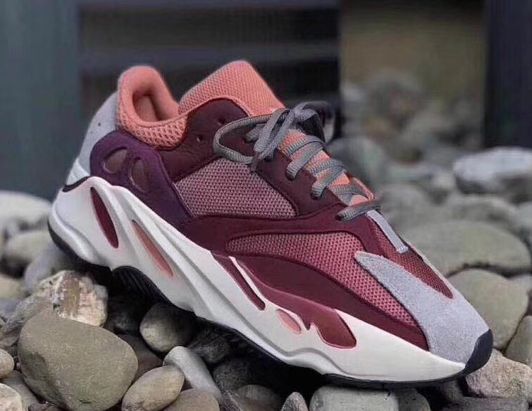 Zapatillas adidas modelo yeezy 700 boost