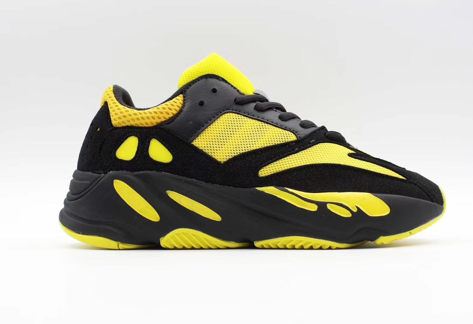 Zapatillas adidas modelo yeezy 700 boost