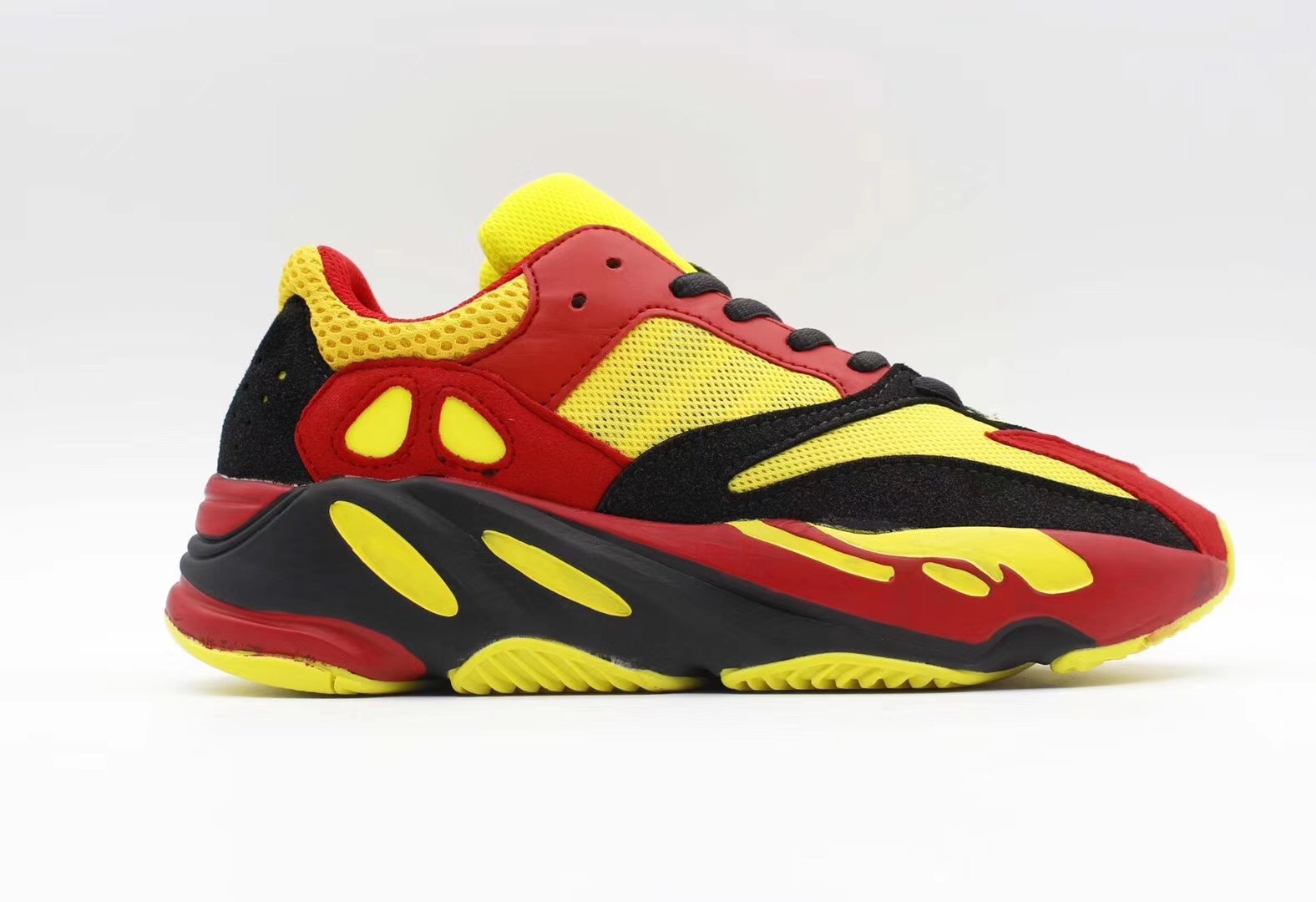 Zapatillas adidas modelo yeezy 700 boost
