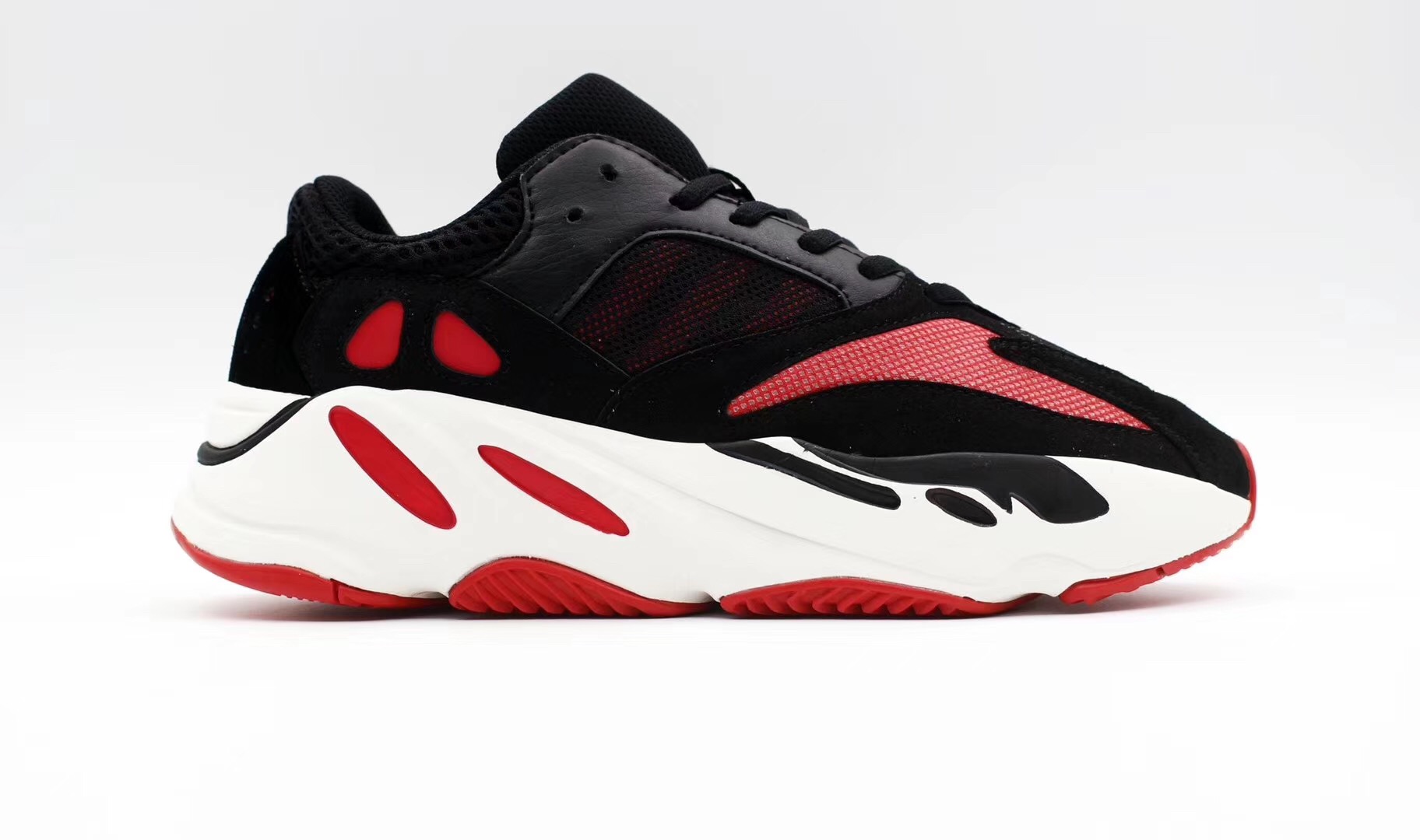 Zapatillas adidas modelo yeezy 700 boost