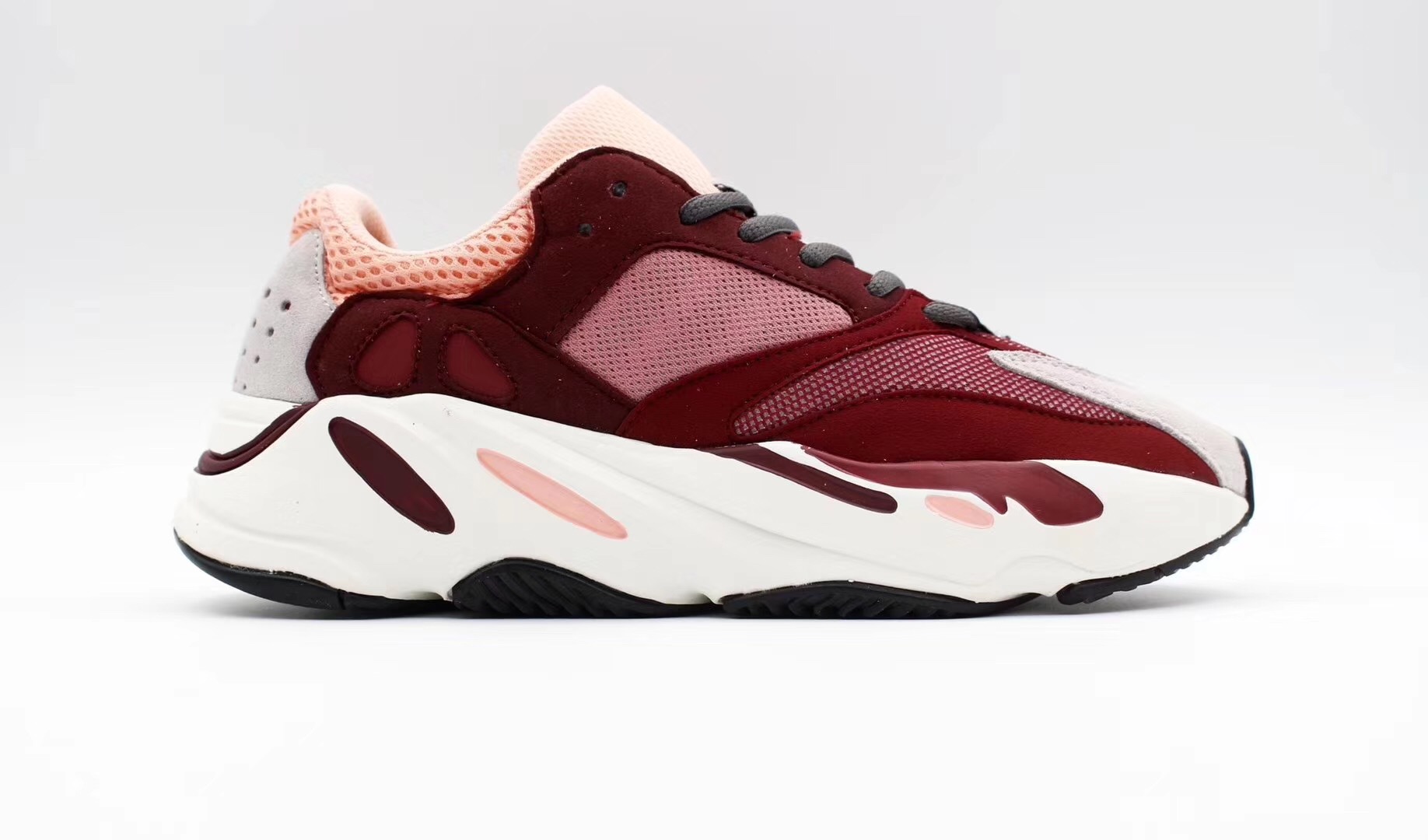 Zapatillas adidas modelo yeezy 700 boost