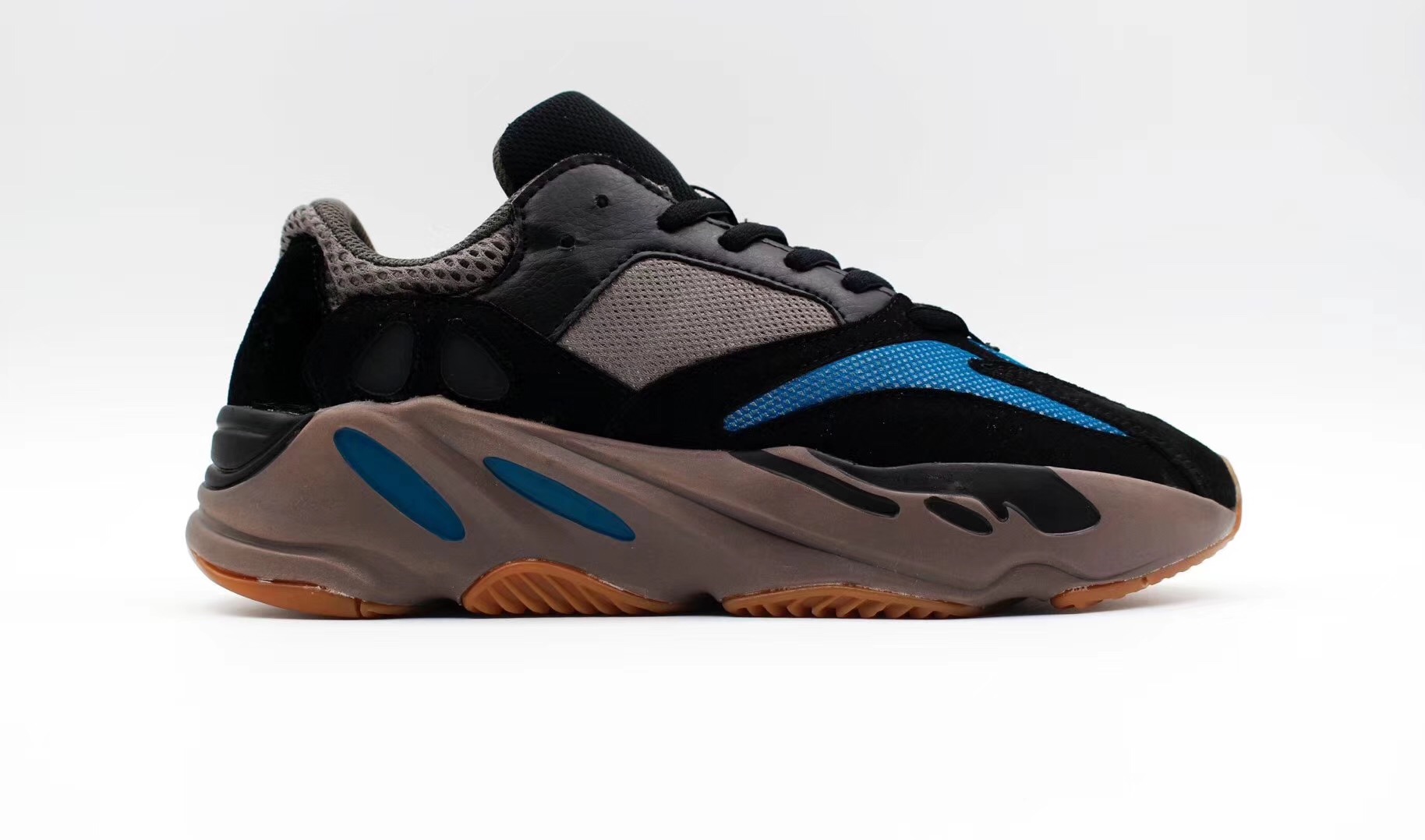 Zapatillas adidas modelo yeezy 700 boost