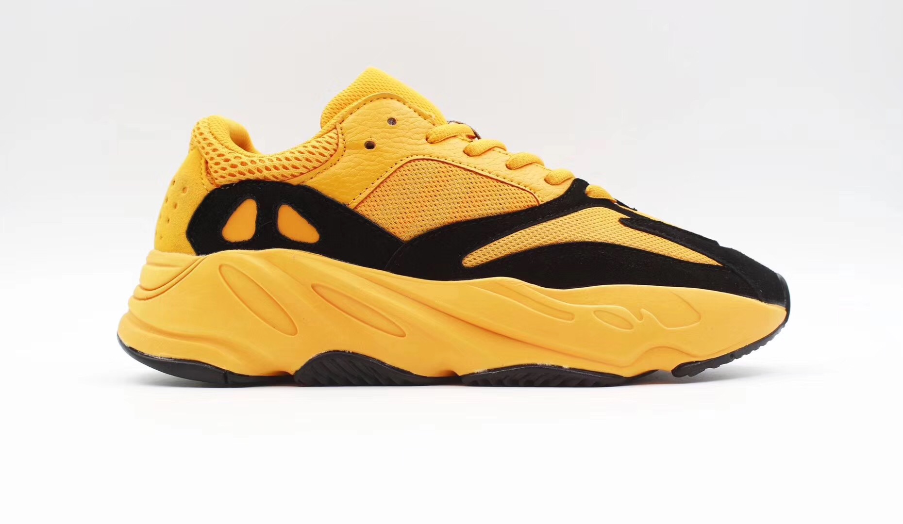 Zapatillas adidas modelo yeezy 700 boost