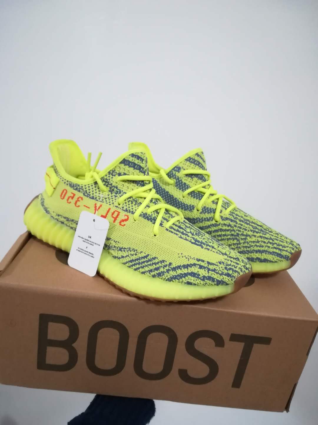Zapatillas adidas modelo yeezy boost 350 v2